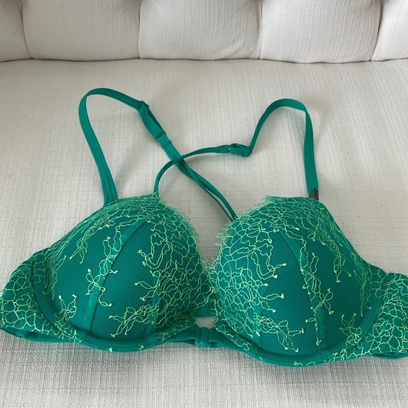 Victoria’s Secret Very Sexy Push Up 34 B Front Closure, criss cross back
